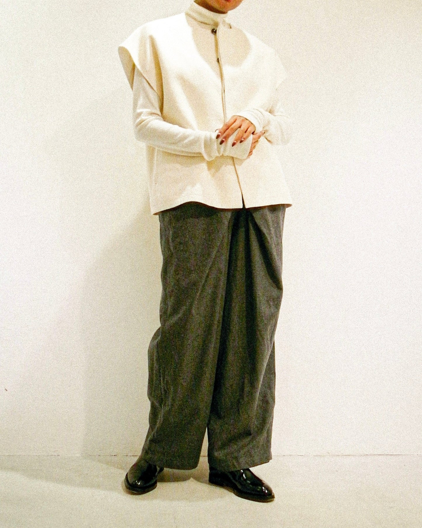 【予約】タンブルウールリラックスプリーツパンツ/ Tumbled Wool Relaxed Wide-Leg Pleated Pants