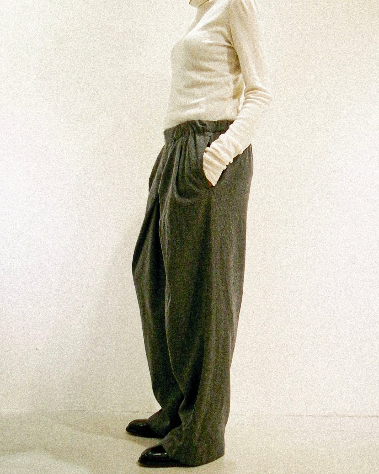 【予約】タンブルウールリラックスプリーツパンツ/ Tumbled Wool Relaxed Wide-Leg Pleated Pants